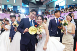 116 cặp đôi nghiên cứu sinh cùng làm đám cưới, được tặng nhẫn kim cương, đĩa vàng