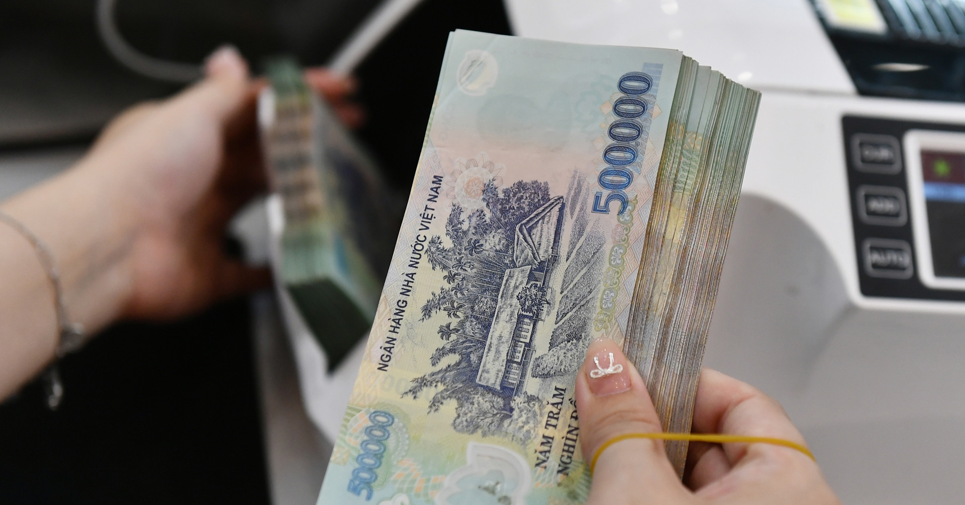 Lãi suất ngân hàng hôm nay 13/5/2025: Bốn nhà băng có lãi tiền gửi từ 6%