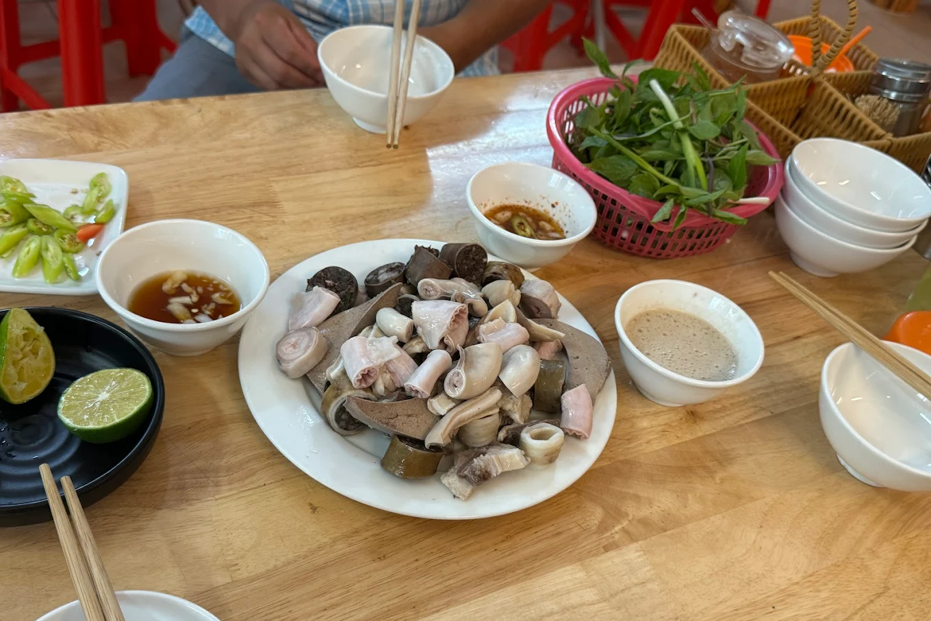 3 quán lòng ở Hà Nội đông khách, ngon giòn sần sật, giá phải chăng