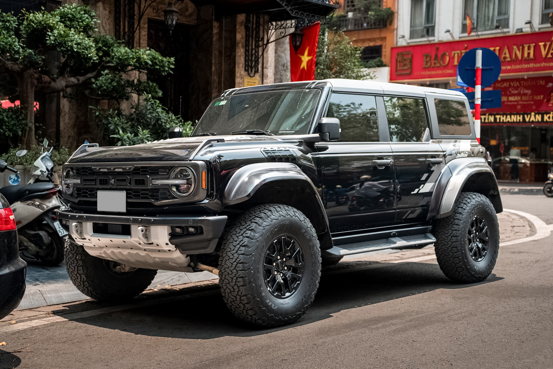 bronco suv 1.jpg