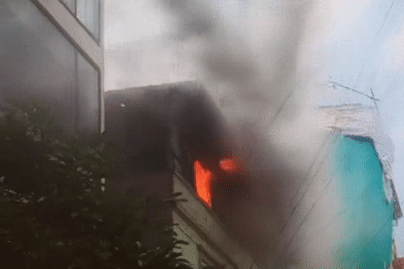 Cháy dữ dội nhà ở quận Cầu Giấy, người dân hoảng loạn tháo chạy