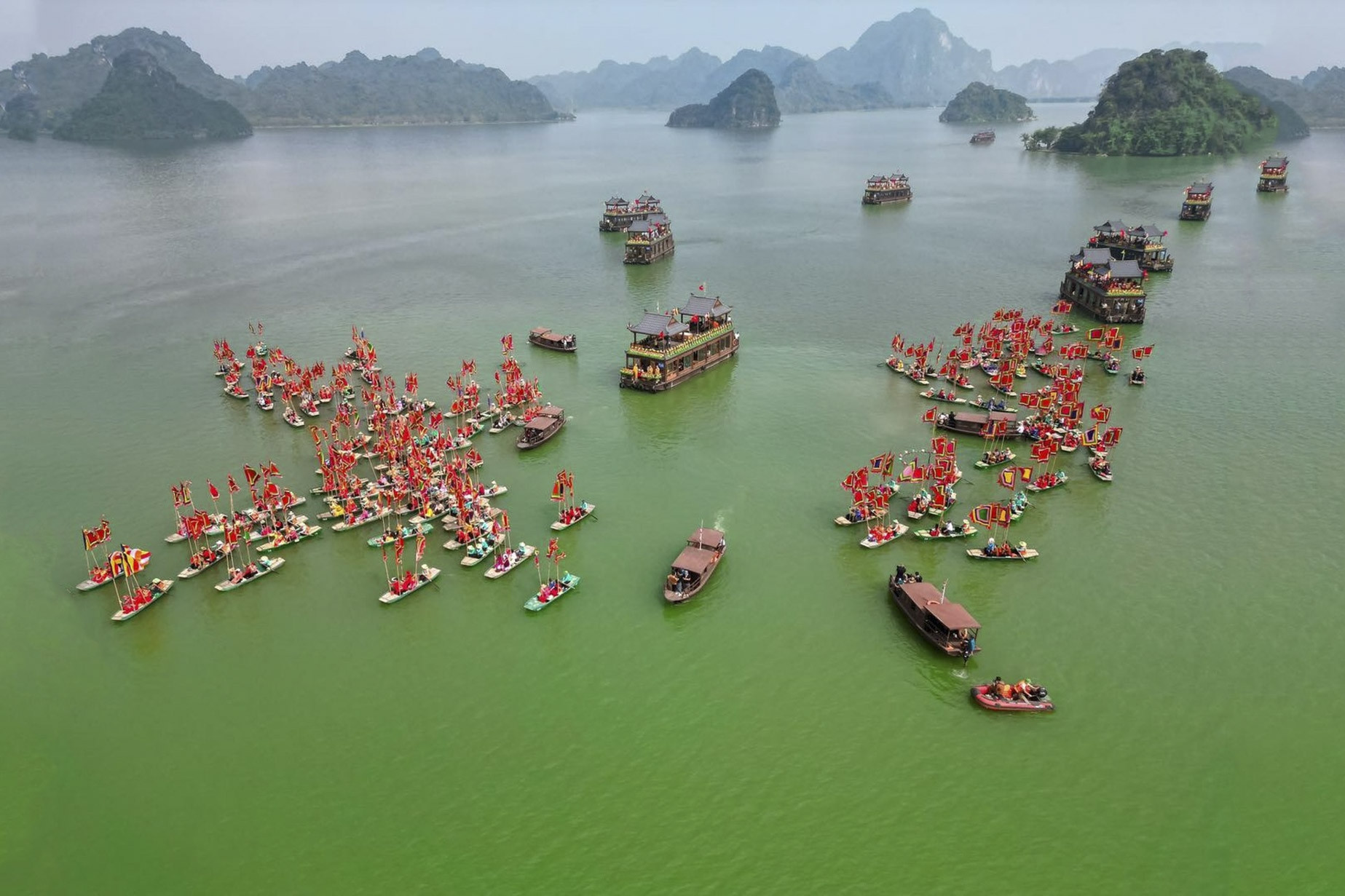 Chùa Tam Chúc miễn phí xe điện và thuyền cho du khách chiêm bái xá lợi Đức Phật