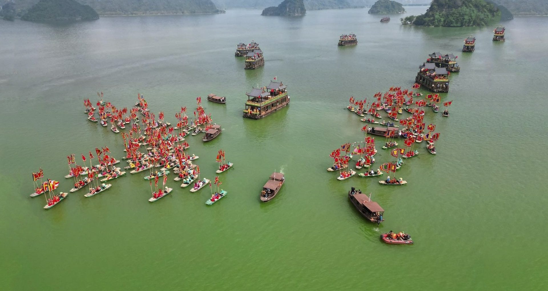 Chùa Tam Chúc miễn phí xe điện và thuyền cho du khách chiêm bái xá lợi Đức Phật