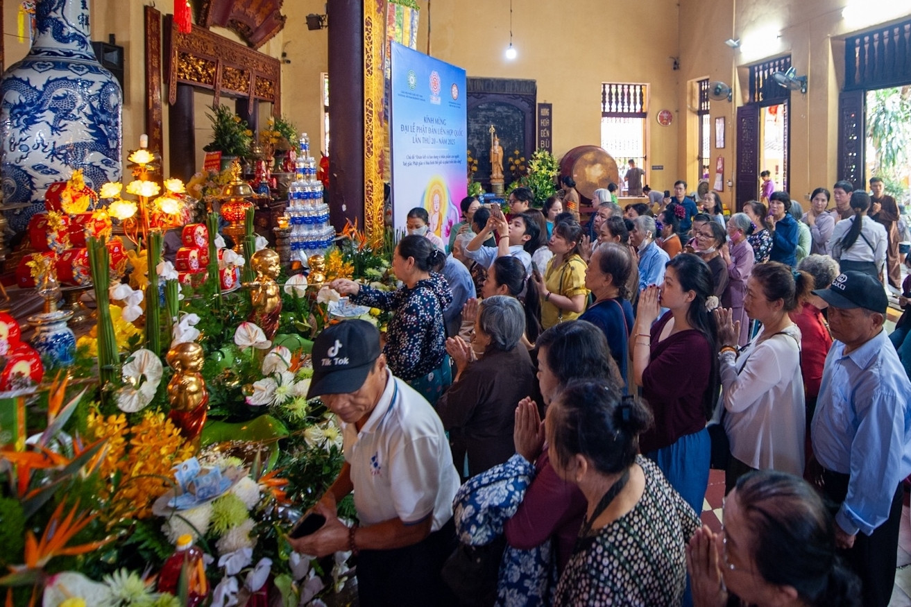 Đông đảo phật tử, người dân tựu về chùa Quán Sứ chờ chiêm bái xá lợi Đức Phật