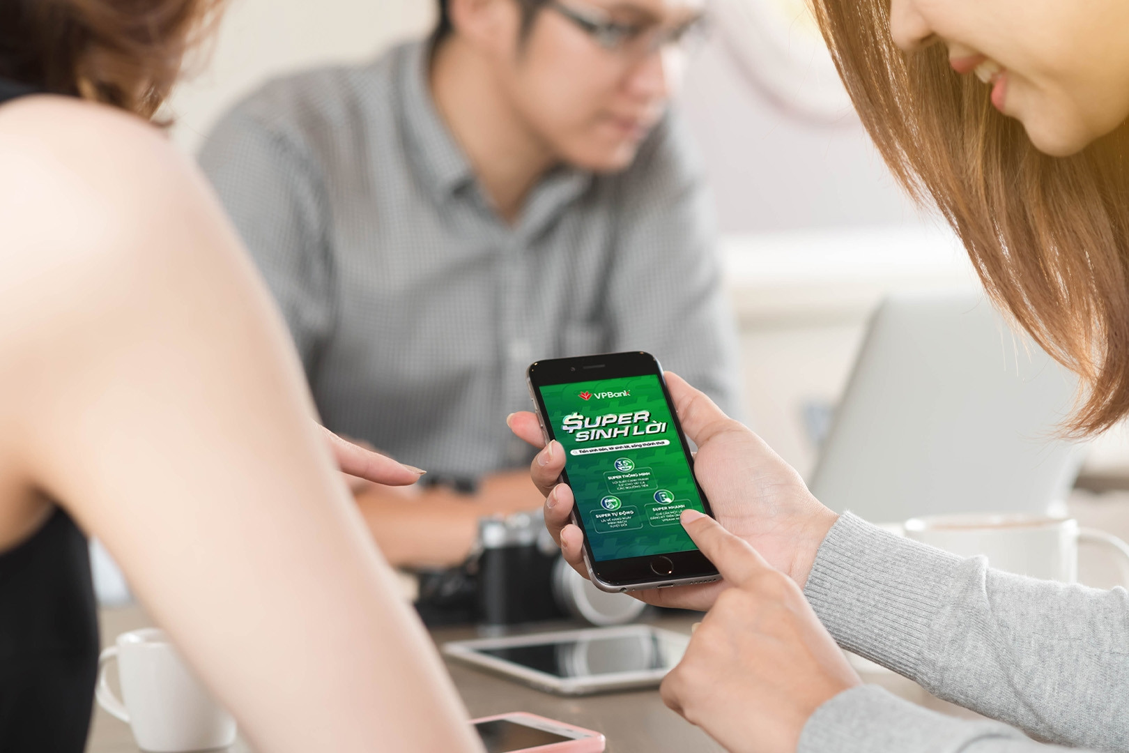 GenZ tiêu tiền khác biệt: Vẫn quẹt thẻ, vẫn sinh lời mỗi ngày