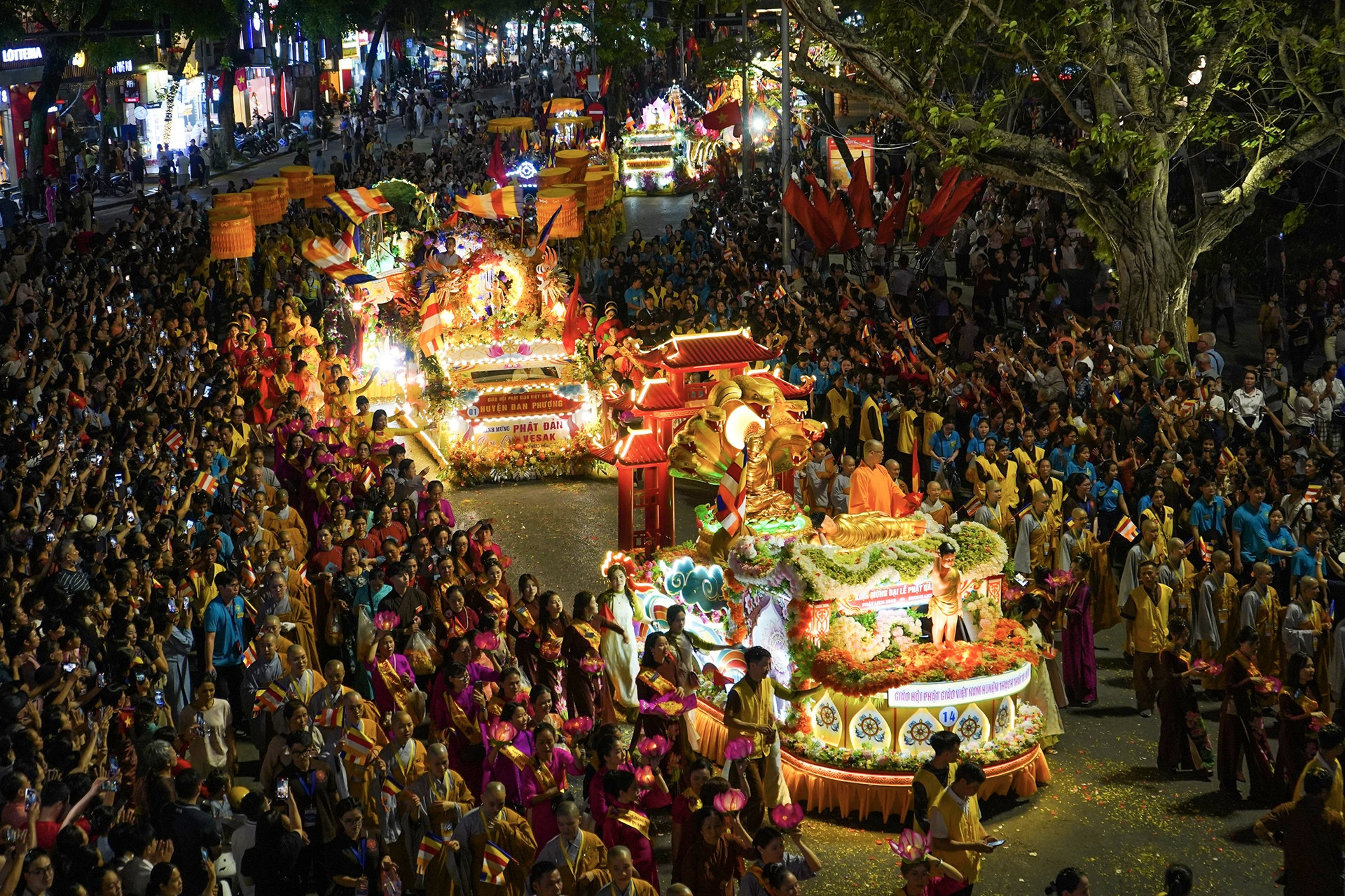 Hàng nghìn người lần đầu tiên cung rước xá lợi Đức Phật quanh Hồ Hoàn Kiếm