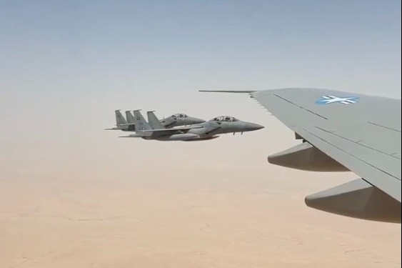 Hình ảnh máy bay chiến đấu Ảrập Xêút hộ tống chuyên cơ chở ông Trump