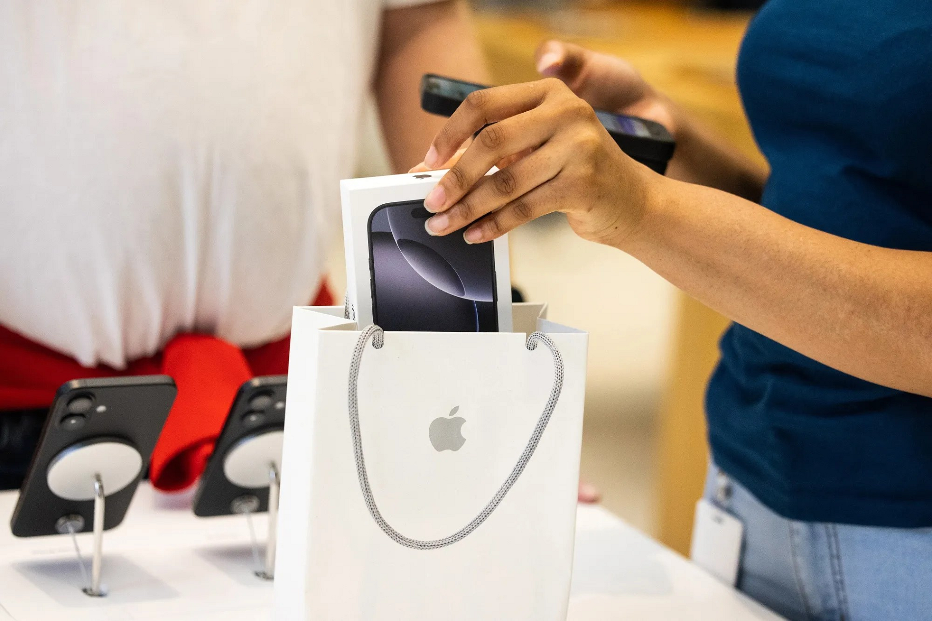 iPhone sắp tăng giá ngay trong năm nay, iFan nghe xong chỉ biết 'thở dài'