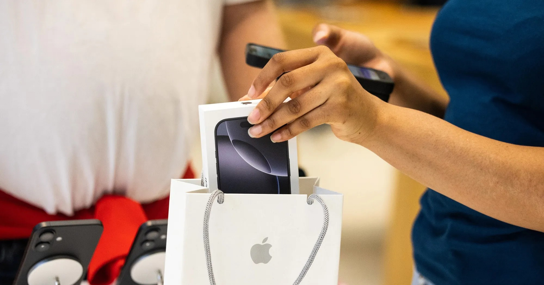 iPhone sắp tăng giá ngay trong năm nay, iFan nghe xong chỉ biết "thở dài"