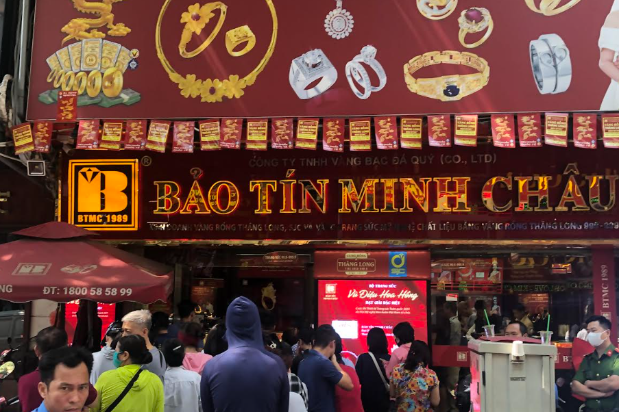 Giá vàng giảm mạnh từ đỉnh 124 triệu đồng/lượng, nhiều người tranh thủ mua vào