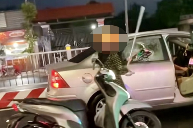 Lý do bất ngờ người phụ nữ tạt đầu ô tô, đập bể kính xe trên phố