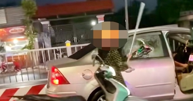 Lý do bất ngờ người phụ nữ tạt đầu ô tô, đập bể kính xe trên phố