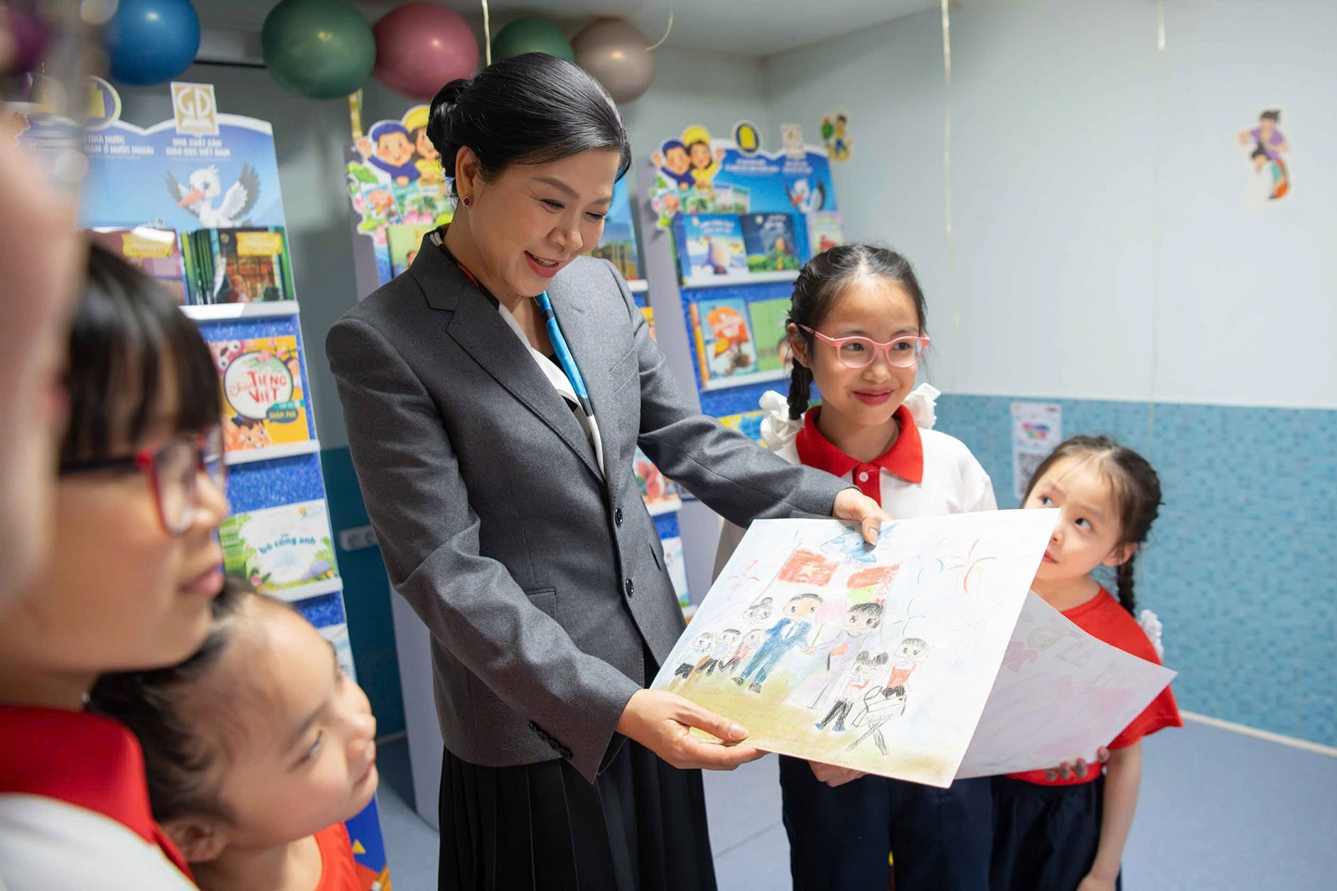 Món quà đặc biệt học sinh người Việt tại Belarus tặng Phu nhân Ngô Phương Ly