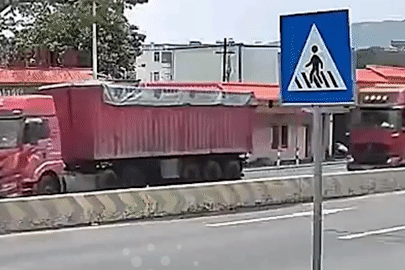 Người phụ nữ phản xạ nhanh như chớp tránh 2 xe tải đâm nhau trên đường