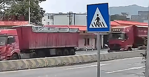 Người phụ nữ phản xạ nhanh như chớp tránh 2 xe tải đâm nhau trên đường