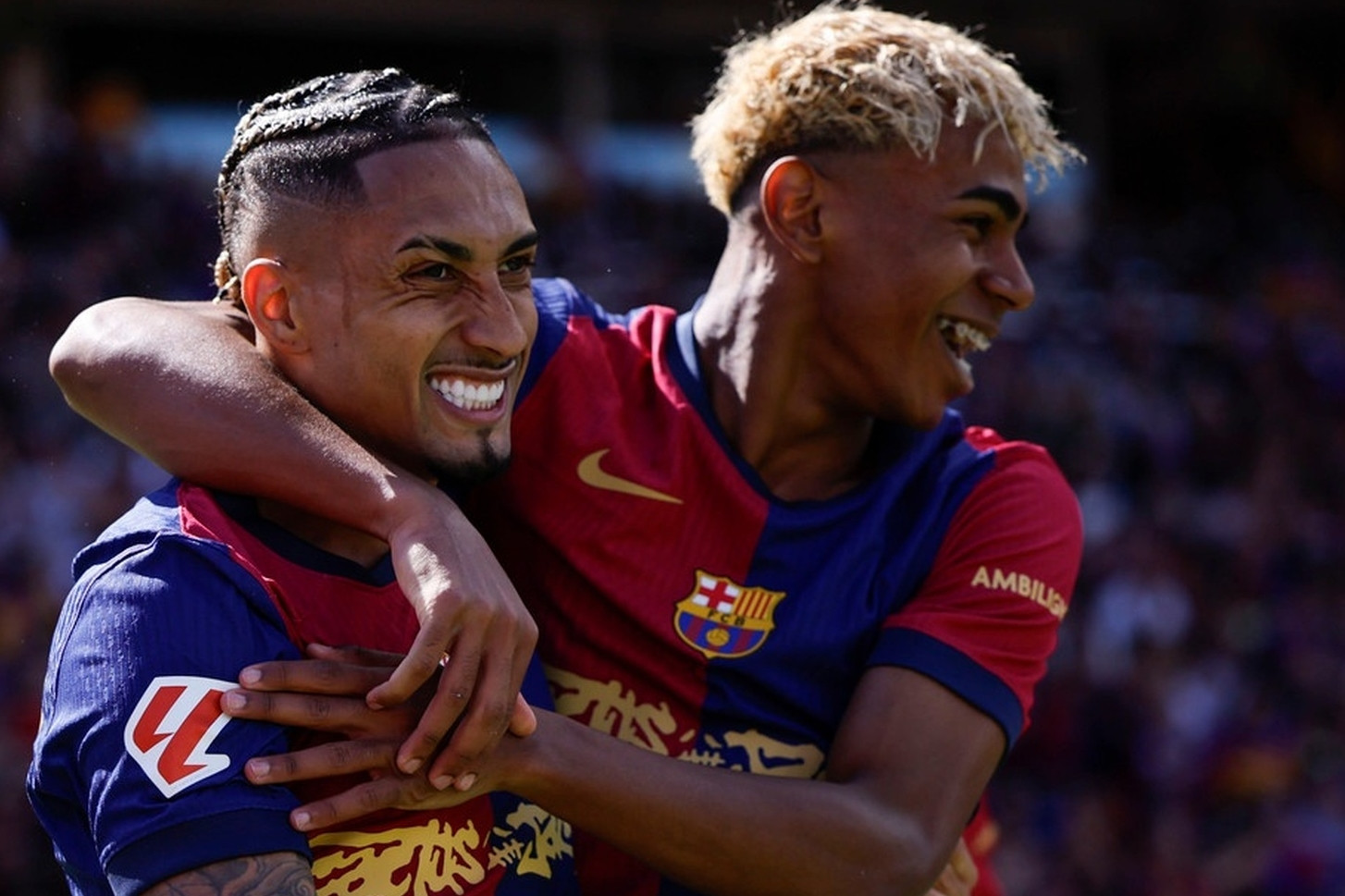 Raphinha: Bay cao với Barca và 'người cố vấn' của Lamine Yamal