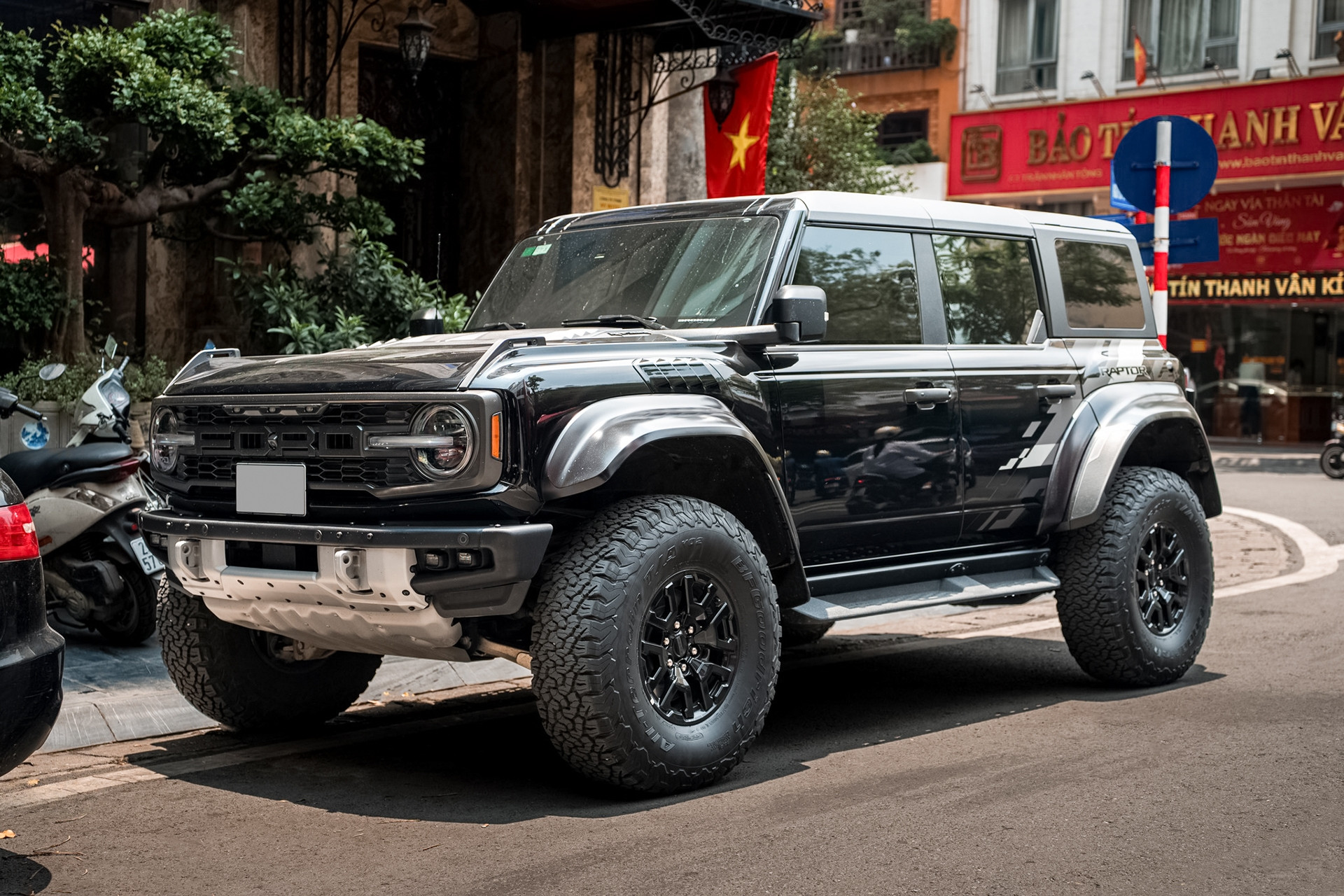 SUV 'hàng độc', đắt hơn cả Land Cruiser bất ngờ xuất hiện trên đường phố Hà Nội