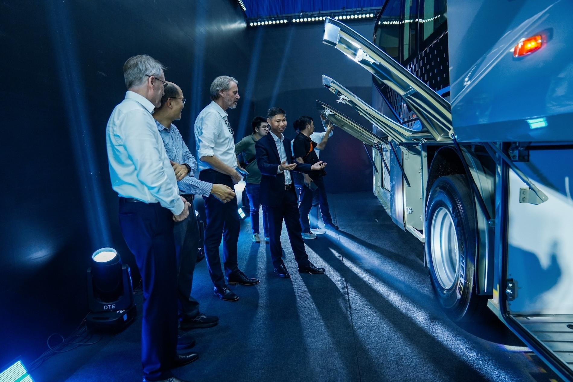 Thaco Auto xuất khẩu xe buýt cao cấp Mercedes-Benz sang Thái Lan