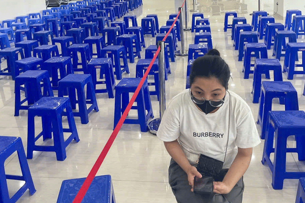 Từ xếp hàng dài lúc 6h sáng, nay chỉ 1 người chờ ở Trung tâm hành chính công Hà Nội