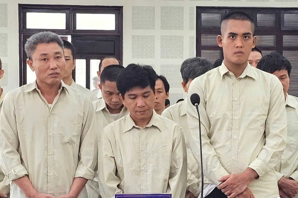 Tuyên án 13 bị cáo trong đường dây sản xuất, buôn bán 1,6 triệu cuốn sách giả