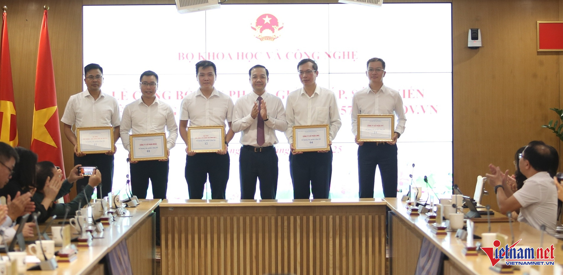 W-Thứ trưởng Phạm Đức Long trao kỷ niệm chương cho các doanh nghiệp có sản phẩm, giải pháp được công bố.JPG.jpg