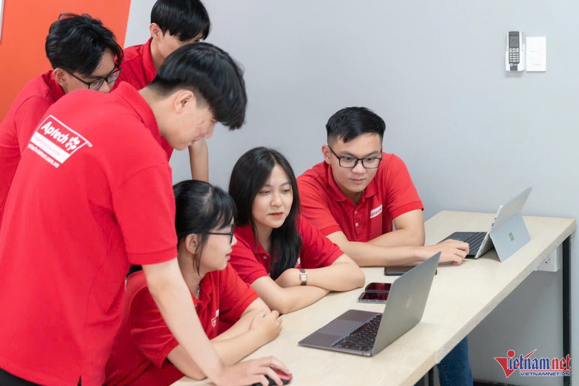 Đề xuất bảo vệ quyền được chọn sống ngoài vòng ảnh hưởng của AI 1 W-ung dung AI 02.jpg