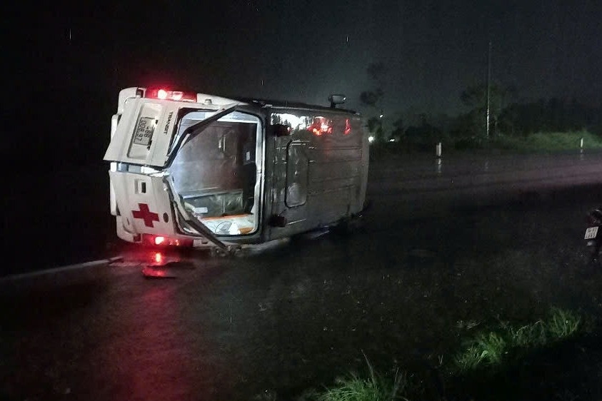 Xe cứu thương lật bên đường sau cú va chạm với ô tô con