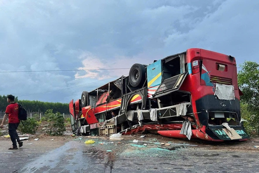 Xe khách chở hàng chục người lật ngửa bên quốc lộ lúc rạng sáng