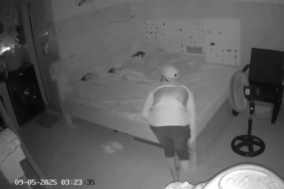 Cảnh tượng thót tim khi người phụ nữ xem lại camera phòng ngủ