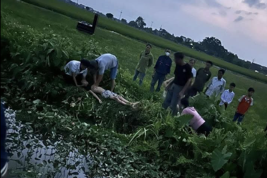 Bản tin chiều 14/5: Ba học sinh ở Hà Nội bị điện giật khi gỡ diều, 1 em tử vong