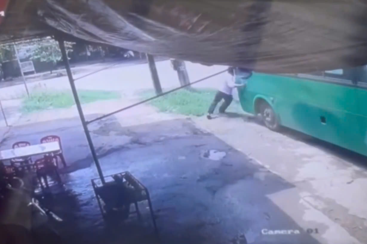 Bản tin cuối ngày 14/5: Cố ngăn xe buýt đang trôi, phụ xe bị tông tử vong