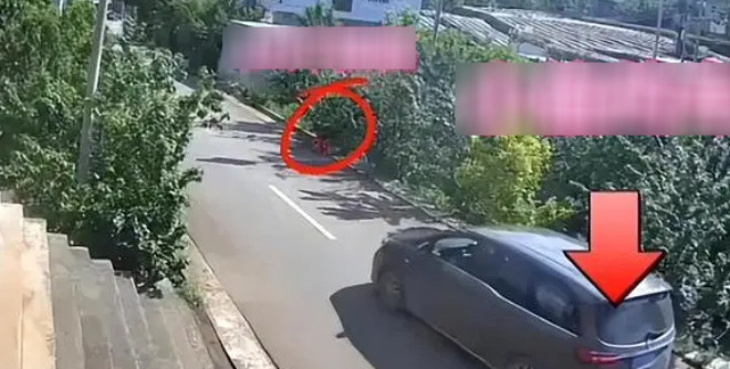 Gã đàn ông trộm giỏ cherry rồi lái ô tô bỏ chạy, người dân đuổi theo 7km