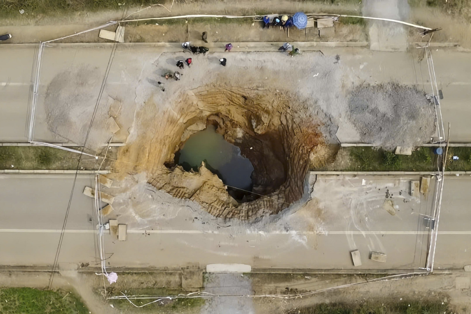 Bí ẩn 7 hố sâu bất ngờ xuất hiện giữa làng, nhiều nhà phải di dời