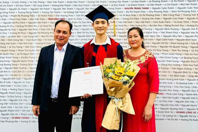 Bố mẹ ở Thanh Hóa chưa đọc thông viết thạo nuôi con trai tốt nghiệp ĐH xuất sắc