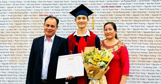 Bố mẹ ở Thanh Hóa chưa đọc thông viết thạo nuôi con trai tốt nghiệp ĐH xuất sắc