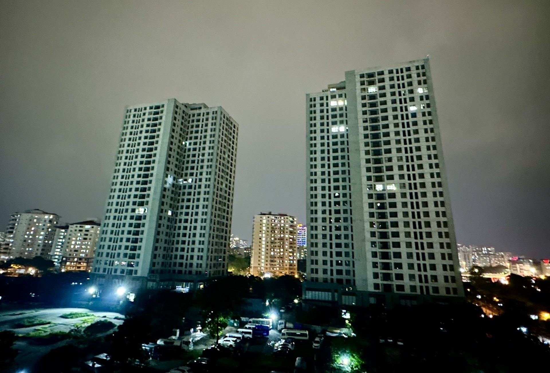 Cận cảnh chung cư nghìn tỷ giữa Hà Nội đèn tắt hàng loạt, cư dân thưa thớt