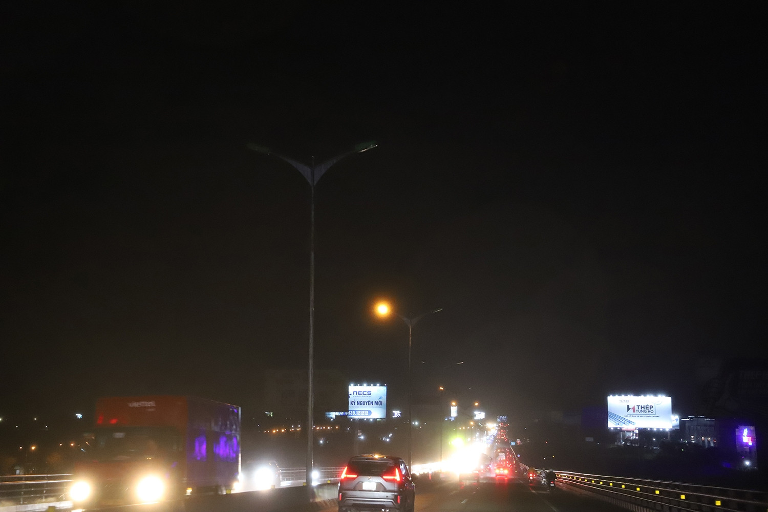 Cảnh tượng cầu Cần Thơ ‘tối om như mực’ bao giờ được xử lý?