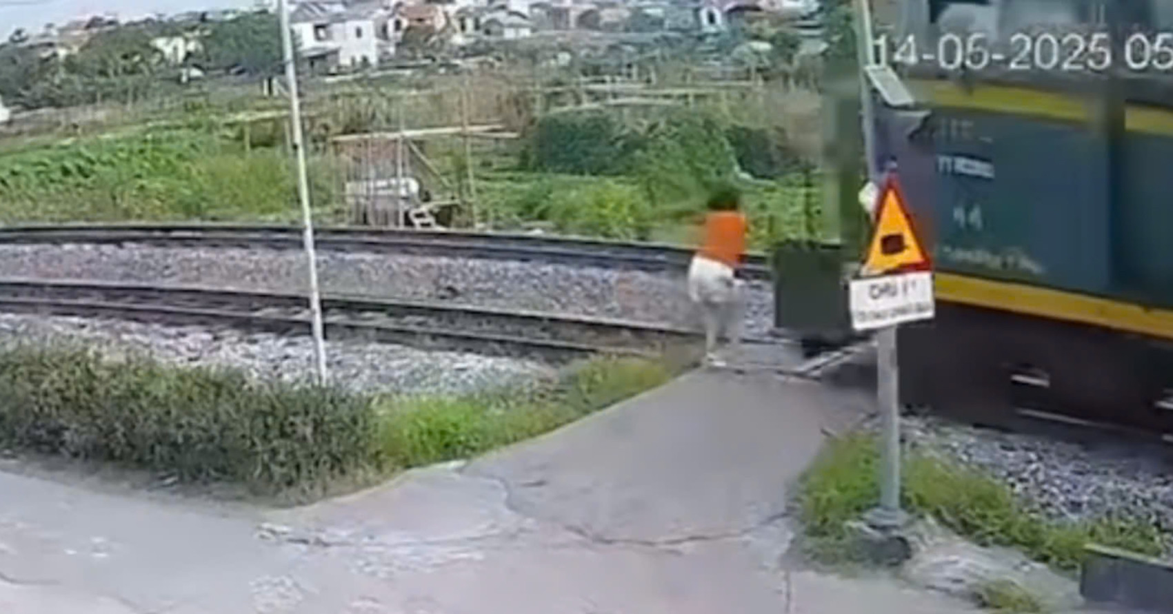 Clip cô gái bị tàu hỏa húc văng khi đi bộ qua đ...