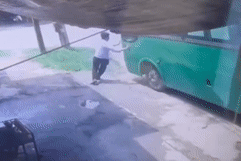 Cố ngăn xe buýt đang trôi, phụ xe bị tông tử vong