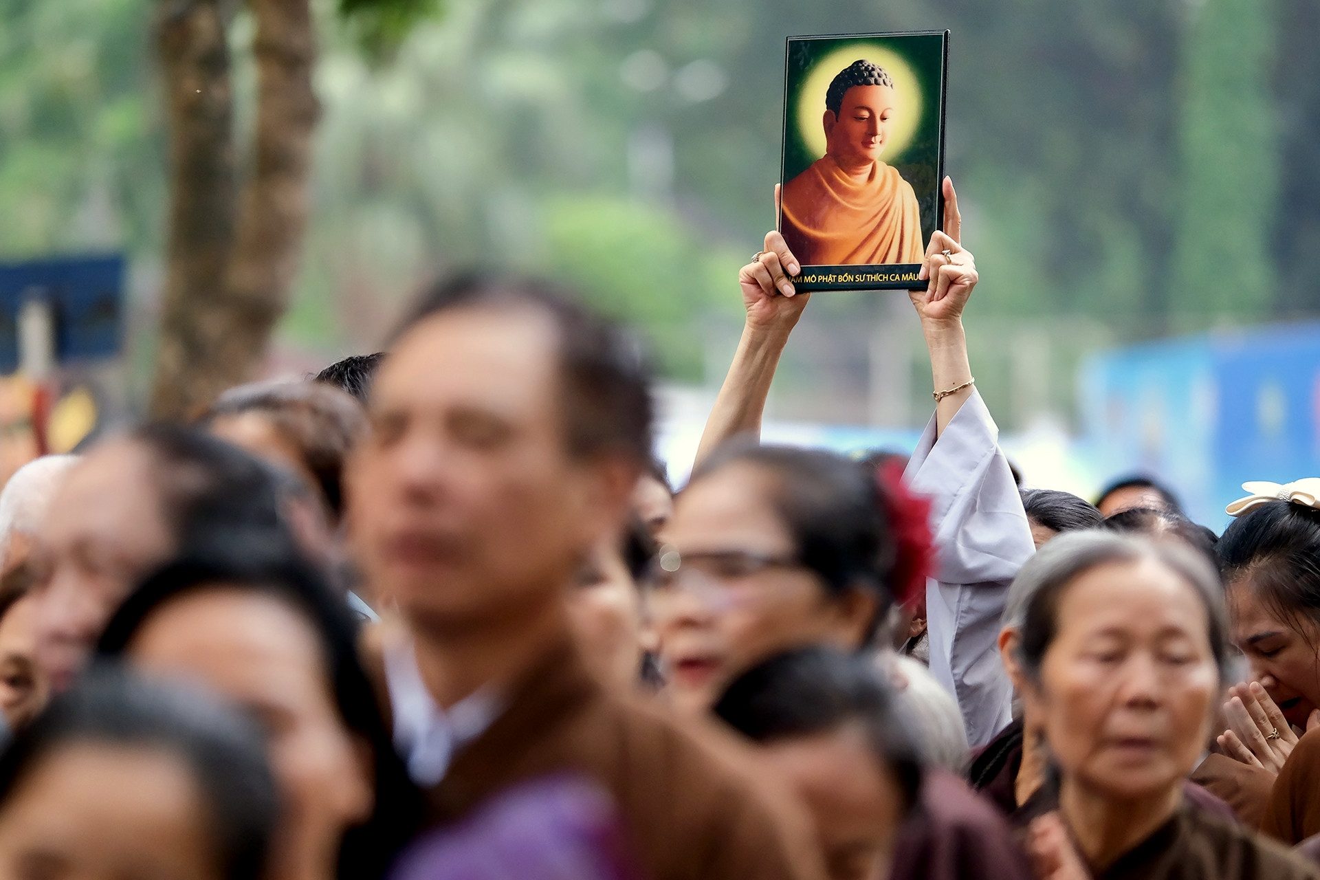 Hàng nghìn người đổ về chùa Quán Sứ từ sáng sớm để chiêm bái xá lợi Đức Phật