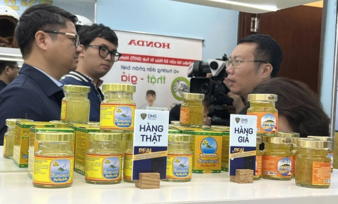 hinh 2 san pham nuoc yen sao dong lo that va gia duoc trung bay tai phong trien lam cuc quan ly thi truong 17471326675641882765527.jpg