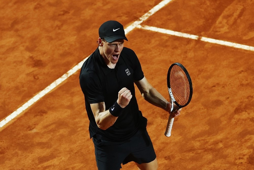 Jannik Sinner phục hận Cerundolo, giành vé vào tứ kết Rome Open