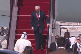 Khoảnh khắc Quốc vương Qatar đích thân chào đón ông Trump tại sân bay