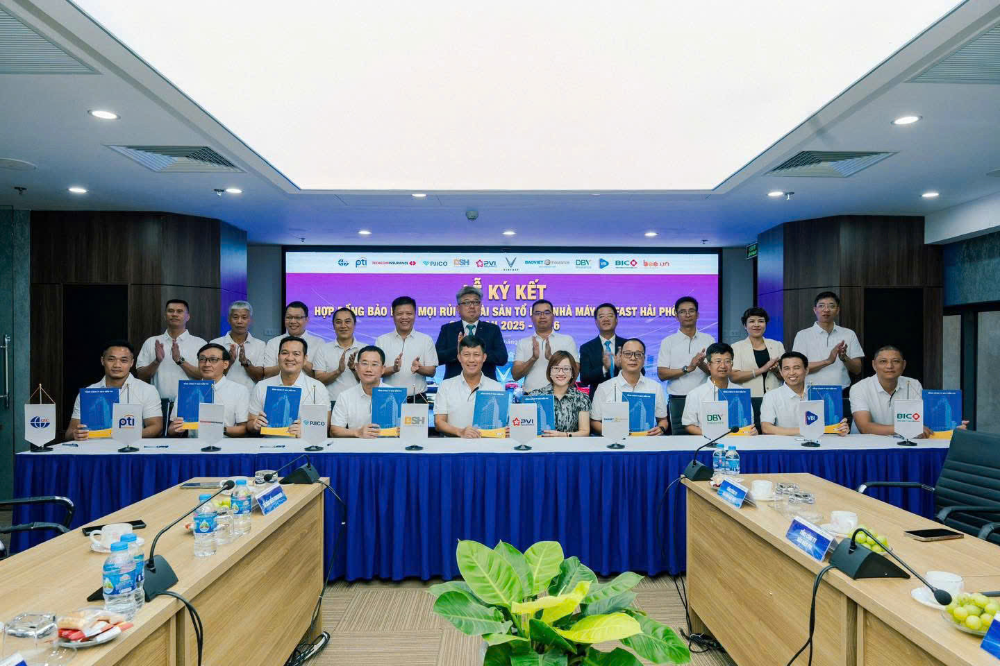 Lễ ký kết hợp đồng bảo hiểm chính cho tổ hợp nhà máy ô tô VINFAST.jpg