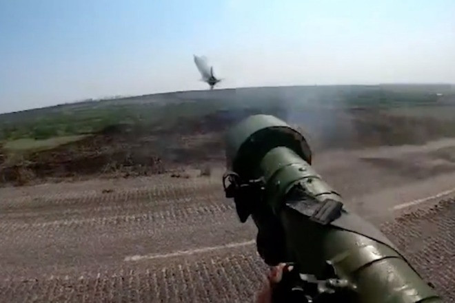 Lính Ukraine dùng tên lửa vác vai bắn hạ cường kích Su-25 của Nga