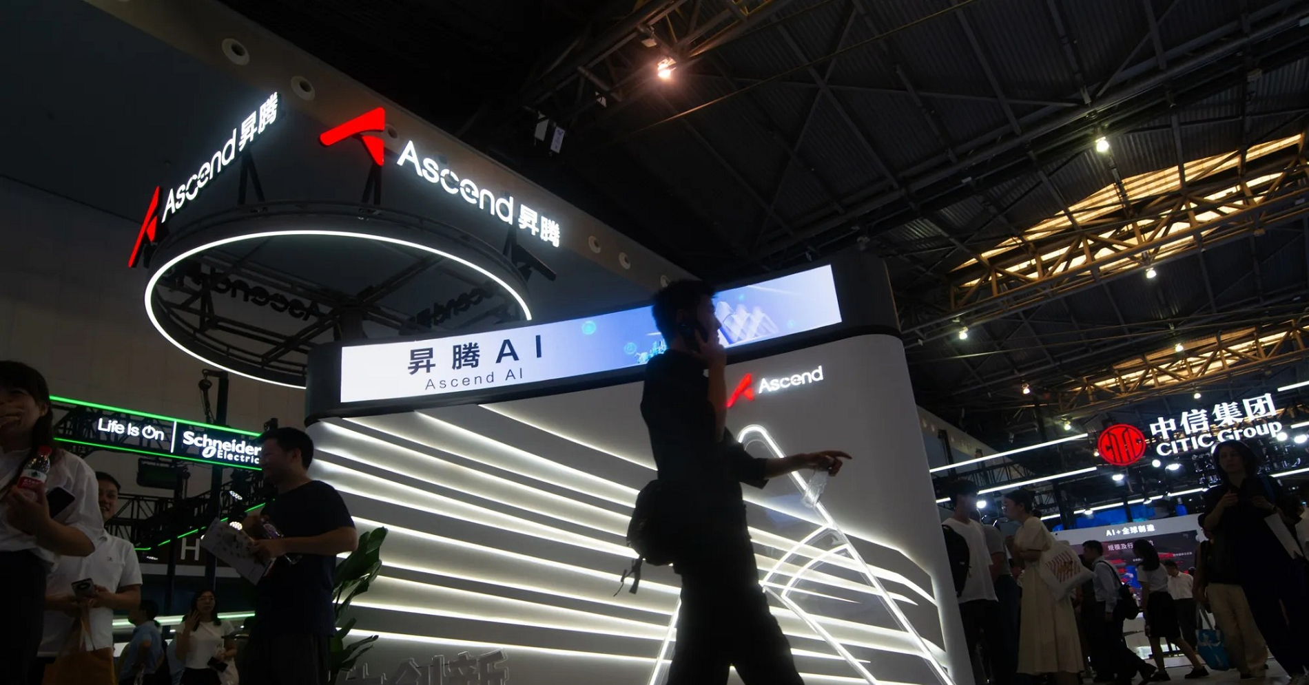 Mỹ tiến hành cuộc ‘trấn áp chưa từng có’ đối với Huawei