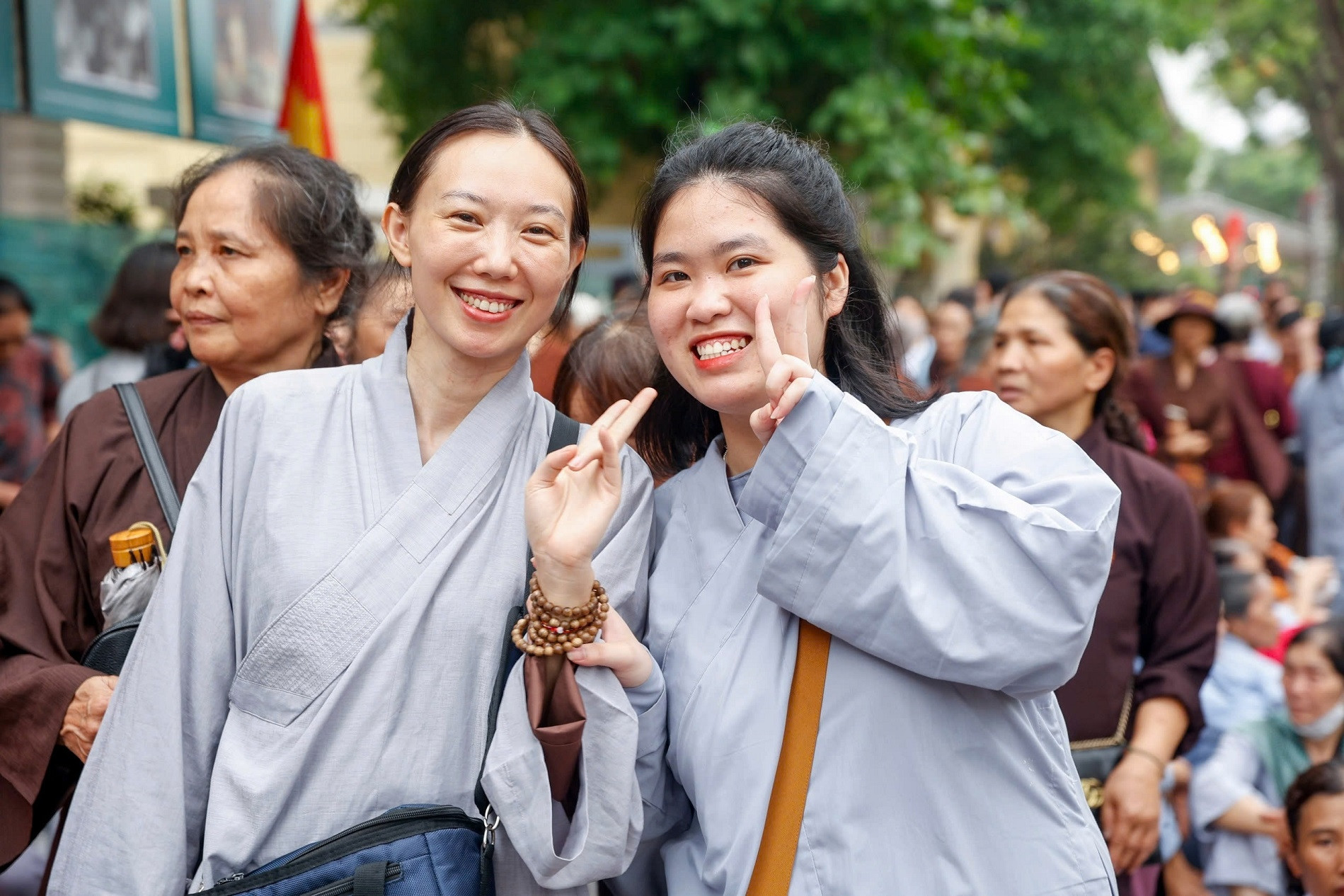 Người dân đến chiêm bái chỉ cần chờ vài chục phút, chùa Quán Sứ mở cửa xuyên đêm