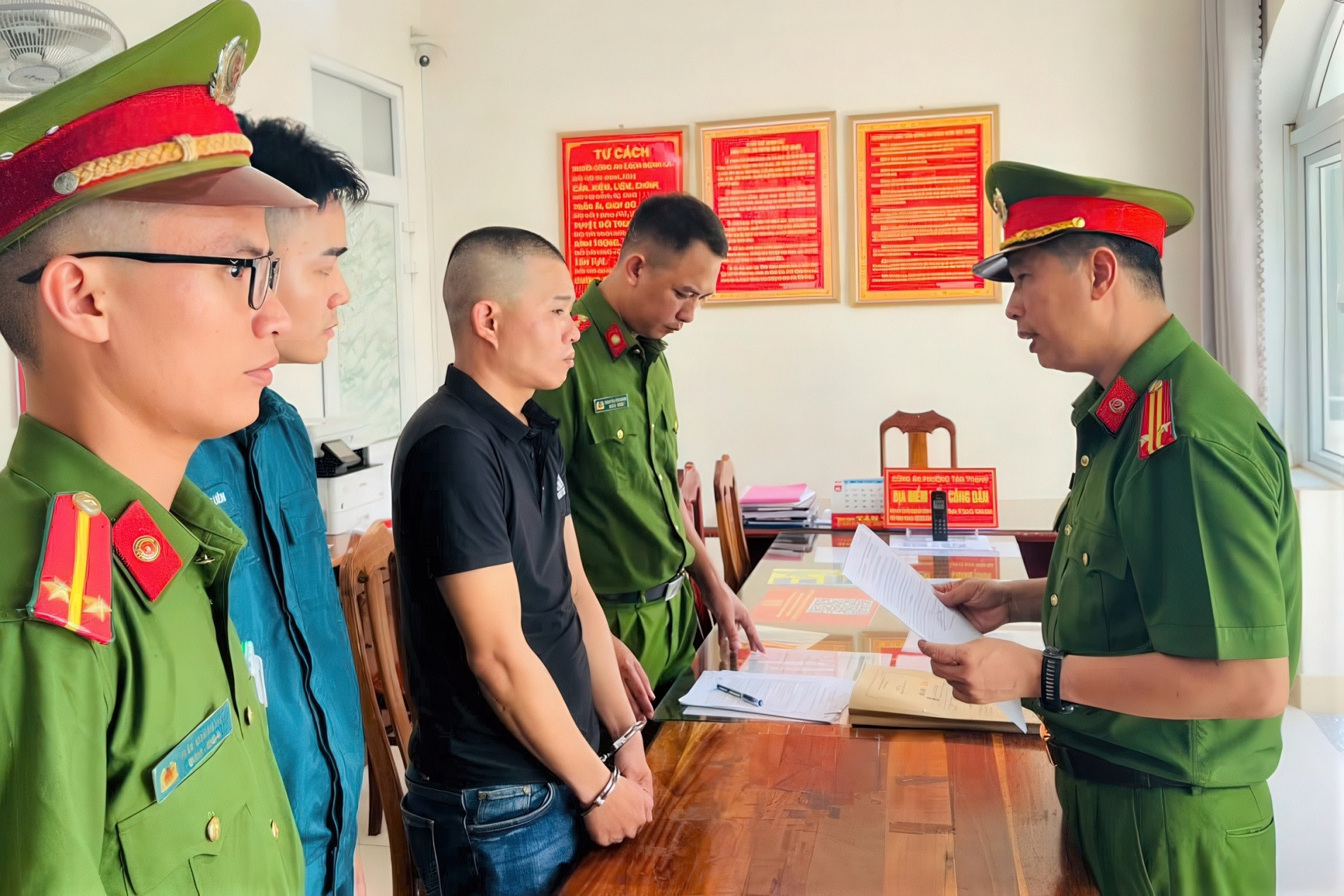 Nhẫn tâm lừa đổi vé số giả trúng thưởng, chiếm đoạt tiền của người khuyết tật