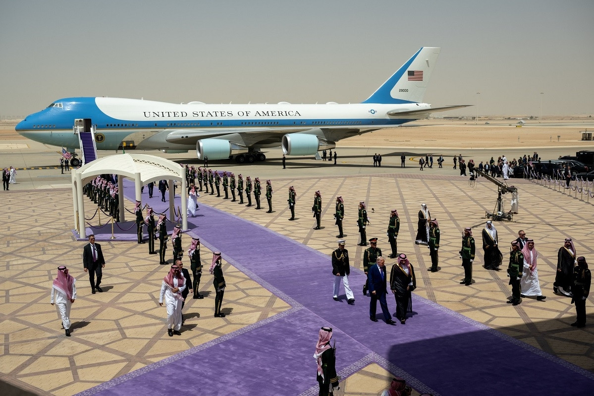 Ông Trump có thể nhận máy bay quà tặng của Qatar bằng cách nào?