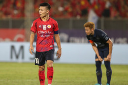 Quang Hải và Theerathon va nhau 'tóe lửa' ở Hàng Đẫy